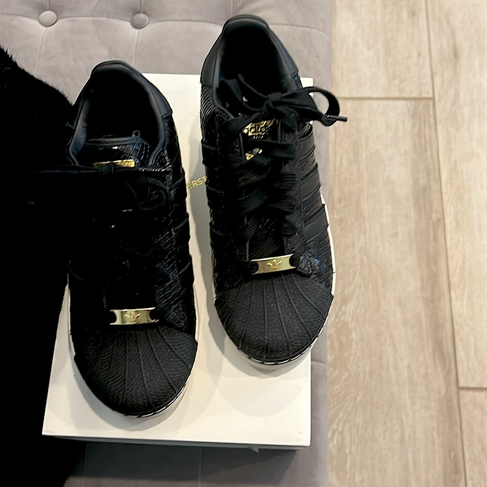 Black adidas superstars